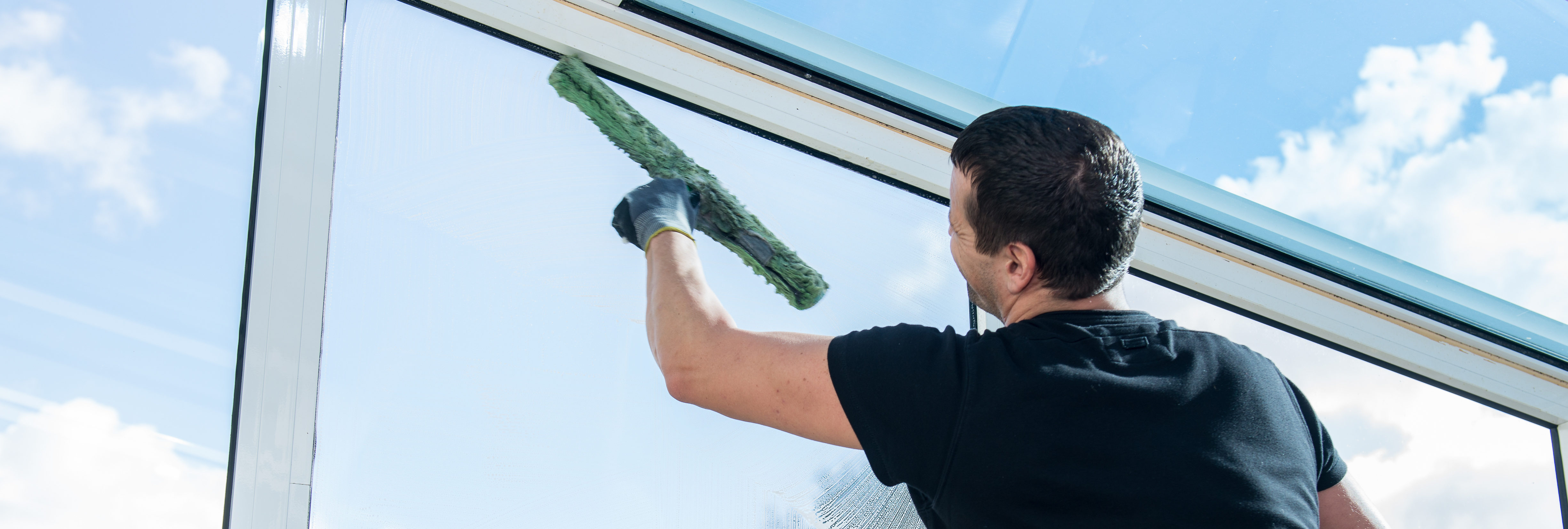 Die Fensterreinigung der Ö&I Clean GmbH sorgt für glasklaren Durchblick in Ihrer Immobilie.